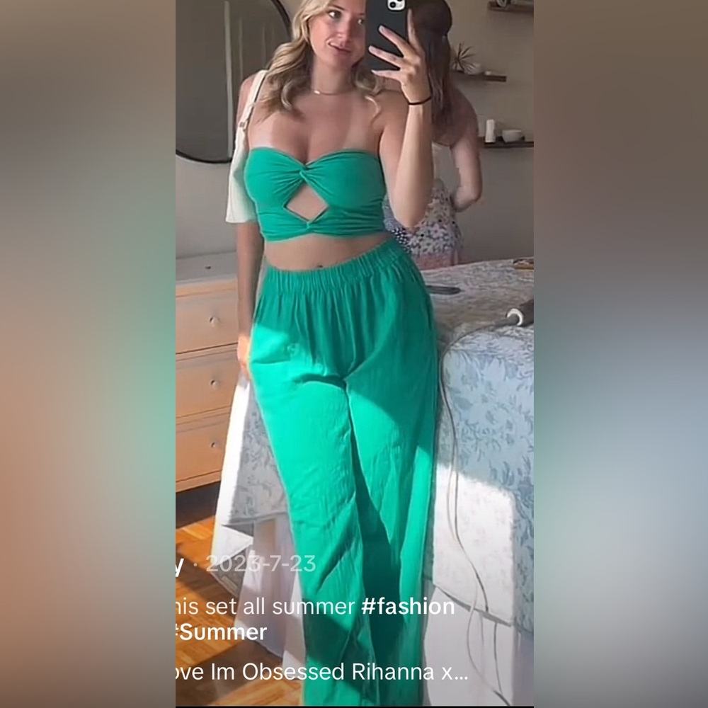 Strapless top with flowy pant set. Green size small stretchy top